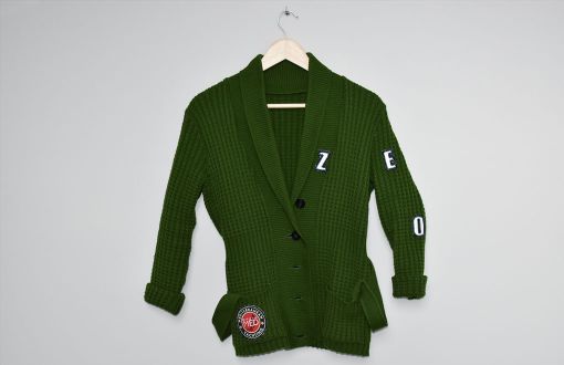 zielony sweter z literkami